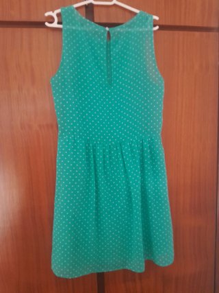 Vestido con lunares blancos