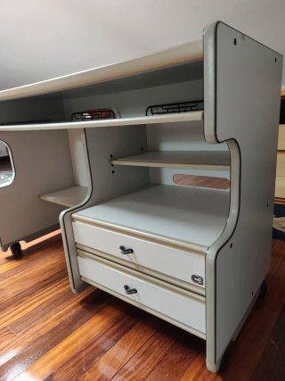 Mesa estudio con ruedas.