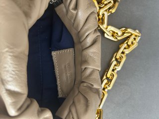 Bolso de piel con cadena dorada