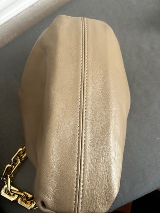 Bolso de piel con cadena dorada