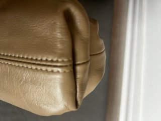 Bolso de piel con cadena dorada