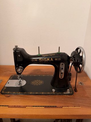 Máquina de coser Sigma antigua de madera y metal
