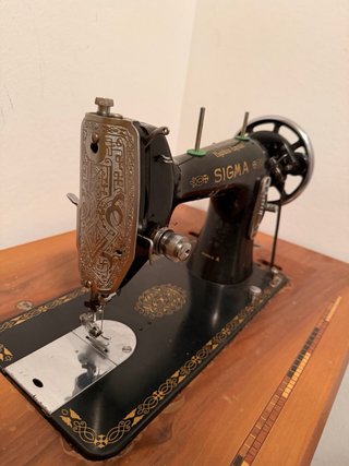 Máquina de coser Sigma antigua de madera y metal