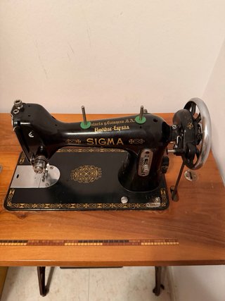 Máquina de coser Sigma antigua de madera y metal