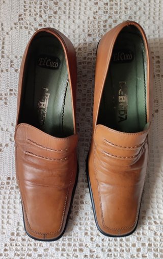 Zapatos El Cuco marrones. Talla 37