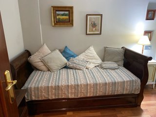 Sofá cama de madera y tela