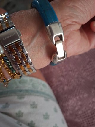Pulsera azul con detalles dorados y pedrería