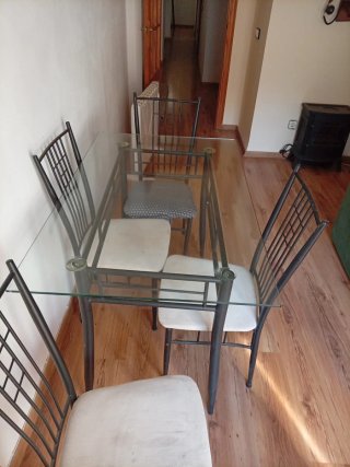 Mesa de comedor de cristal y sillas