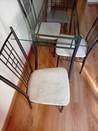 Mesa de comedor de cristal y sillas