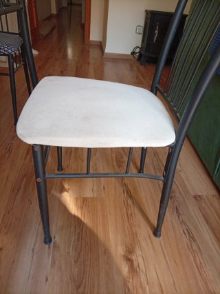Mesa de comedor de cristal y sillas