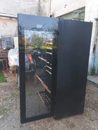 Vinoteca negra con estantes de madera