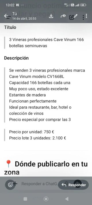 Vinoteca negra con estantes de madera
