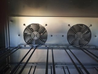 Vinoteca negra con estantes de madera