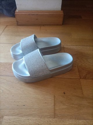 Chanclas plateadas adornadas con pedrería