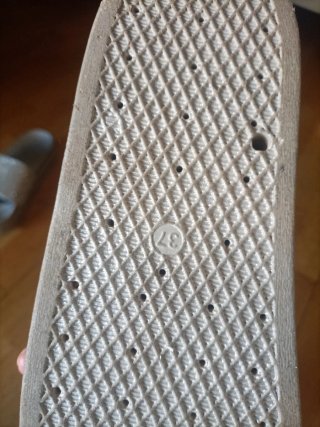 Chanclas plateadas adornadas con pedrería
