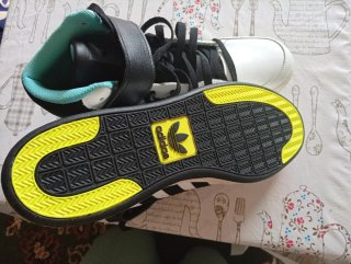 Zapatillas Adidas altas blancas y negras