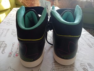 Zapatillas Adidas altas blancas y negras