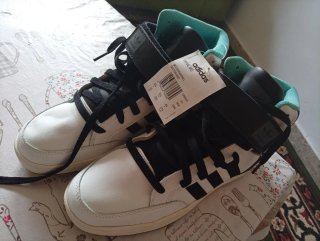 Zapatillas Adidas altas blancas y negras