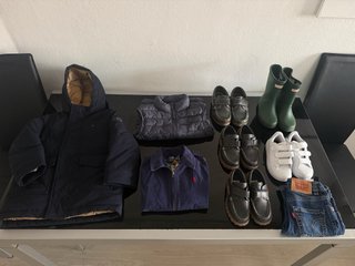 Conjunto di abbigliamento e scarpe per bambini