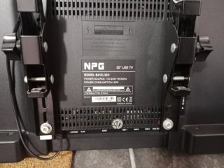 Smart TV 32 NPG más soporte para colgarla en pared