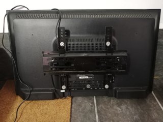 Smart TV 32 NPG más soporte para colgarla en pared