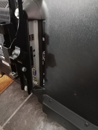 Smart TV 32 NPG más soporte para colgarla en pared