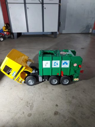 Camión de basura Bruder Man reciclaje