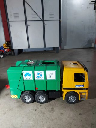 Camión de basura Bruder Man reciclaje