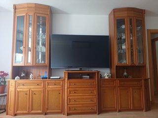 Mueble TV de madera con vitrina