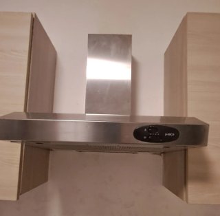 Cucina: pensili, cappa, top, lavandino, fornelli