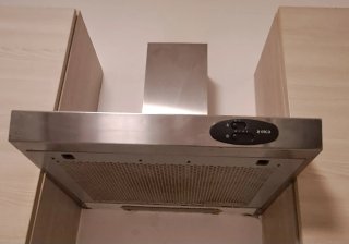 Cucina: pensili, cappa, top, lavandino, fornelli