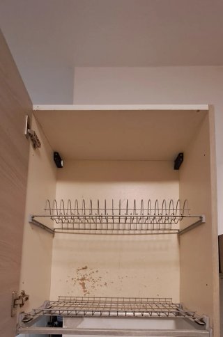 Cucina: pensili, cappa, top, lavandino, fornelli
