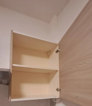 Cucina: pensili, cappa, top, lavandino, fornelli