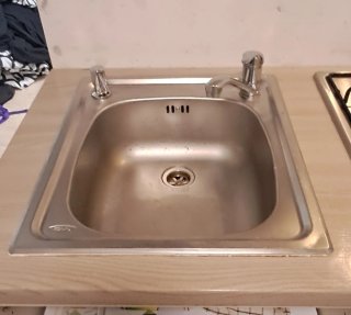 Cucina: pensili, cappa, top, lavandino, fornelli