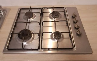 Cucina: pensili, cappa, top, lavandino, fornelli