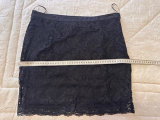 Falda Mango encaje negra