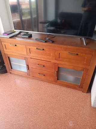 Mueble de madera con puertas de cristal