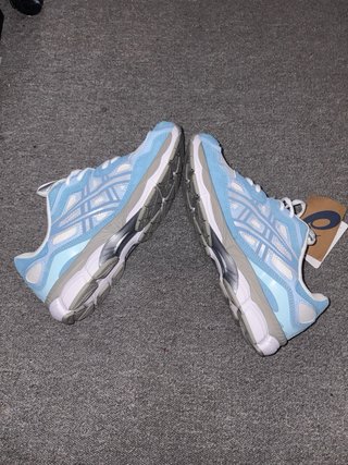 Zapatillas Asics Azules y Blancas