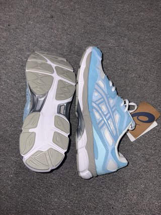 Zapatillas Asics Azules y Blancas