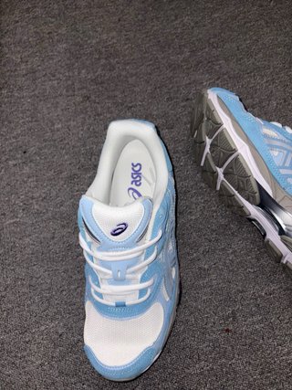 Zapatillas Asics Azules y Blancas