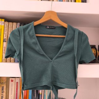 Top crop verde Zara talla M
