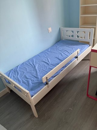 Cama infantil con barrera de seguridad y colchón