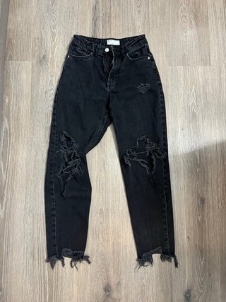 Pantalón tejano negro roto