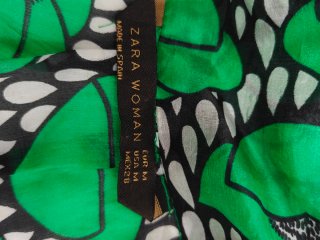 Blusa verde de seda con estampado