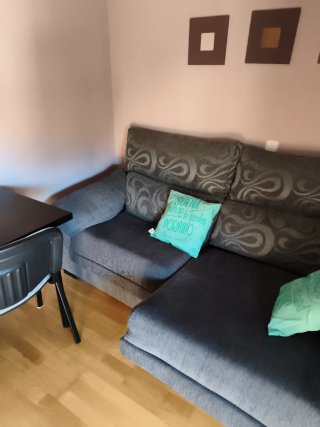 Sofá modular gris con cojines turquesa