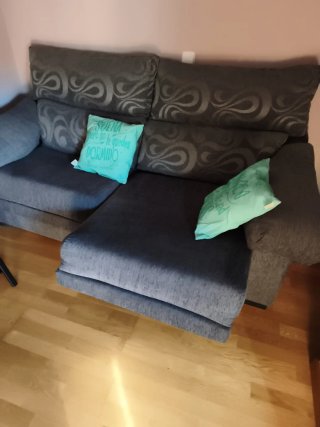 Sofá modular gris con cojines turquesa