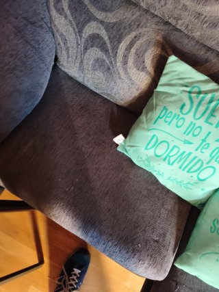 Sofá modular gris con cojines turquesa