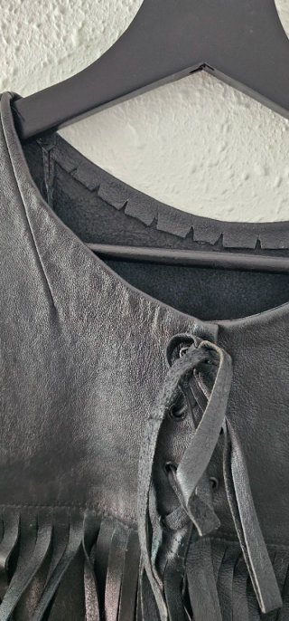 Casaca de cuero negra con flecos