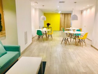 Conjunto mesa, 3 sillas y lámpara