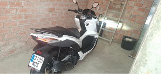 Moto SYM Scooter blanca y negra